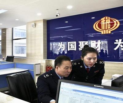 税务干部眼中的“十年” 从“窗口”到“指尖”，税务服务的蜕变之路